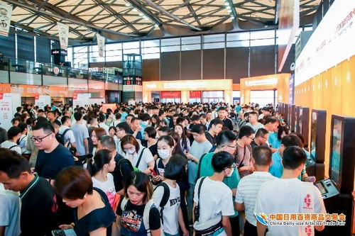 人流如潮星聚上海 第116屆中國日用百貨商品交易會(huì)盛大開幕